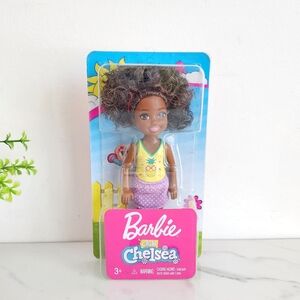 ☀️ Barbie Club Chelsea 2018 Mattel Doll Pineapple Shirt Curly Hair 6.5" NIP/NRFB